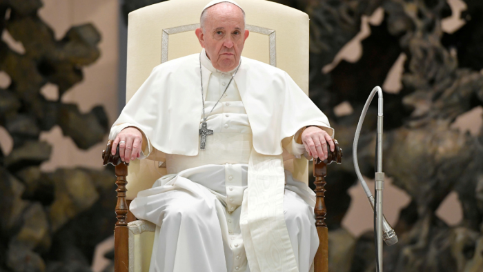 LE PAPE RÉPOND À LA THÉRAPIE MAIS N’EST PAS HORS DE DANGER