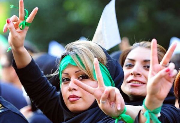 LA POLICE DES MŒURS IRANIENNE REPREND SES PATROUILLES POUR LE PORT DU VOILE