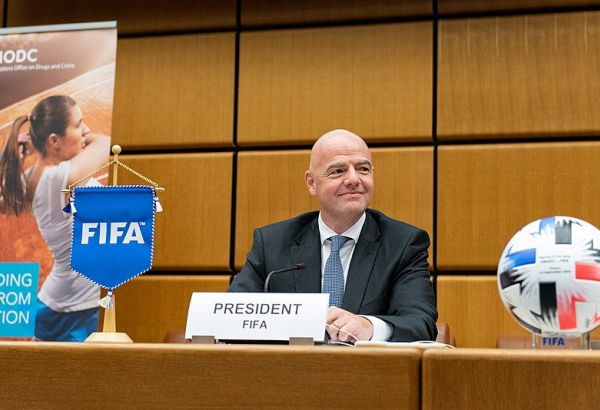 LE PRÉSIDENT DE LA FIFA EXHORTE LES FEMMES À "CHOISIR LES BONS COMBATS"