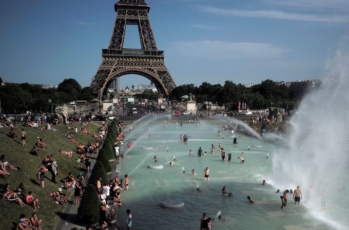 LA CHALEUR EXTRÊME DÉCLENCHE DES FEUX DE FORÊT ET DES ALERTES SANITAIRES