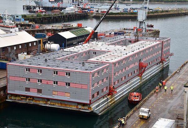 LA PÉNICHE POUR MIGRANTS N'EST PAS UNE "PRISON FLOTTANTE", ASSURE LE MINISTÈRE BRITANNIQUE DE L'INTÉRIEUR