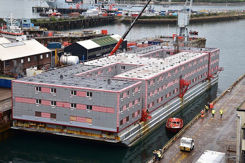 LA PÉNICHE POUR MIGRANTS N'EST PAS UNE "PRISON FLOTTANTE", ASSURE LE MINISTÈRE BRITANNIQUE DE L'INTÉRIEUR