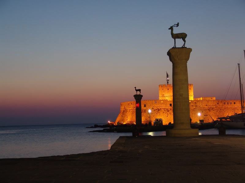 LES TOURISTES FUIENT LES INCENDIES DE RHODES DANS LA PLUS GRANDE ÈVACUATION EN GRÈCE