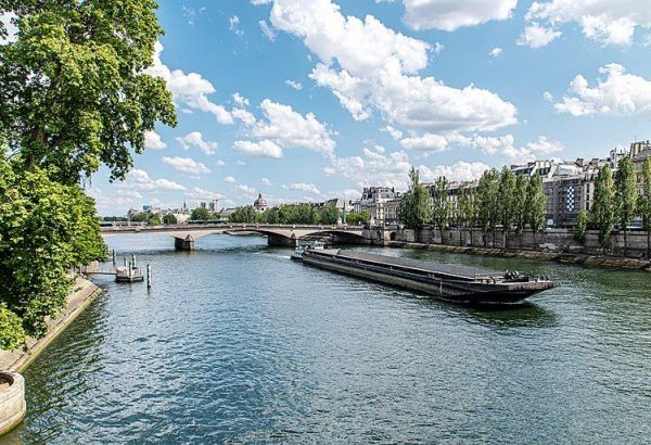 PARIS REDONNE VIE À LA BAIGNADE DANS LA SEINE APRÈS 100 ANS D'ABSENCE