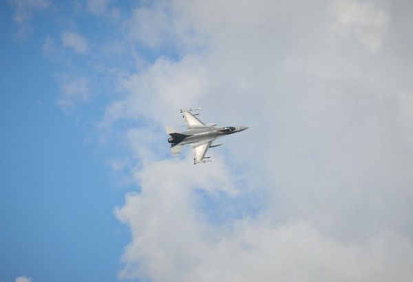 LES ÉTATS-UNIS FORMERONT DES PILOTES UKRAINIENS AU PILOTAGE DES F-16 À PARTIR DU MOIS PROCHAIN