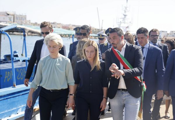 LAMPEDUSA : URSULA VON DER LEYEN ET GIORGIA MELONI VISITENT L'ÎLE ITALIENNE CONFRONTÉE À L'AFFLUX DE MIGRANTS