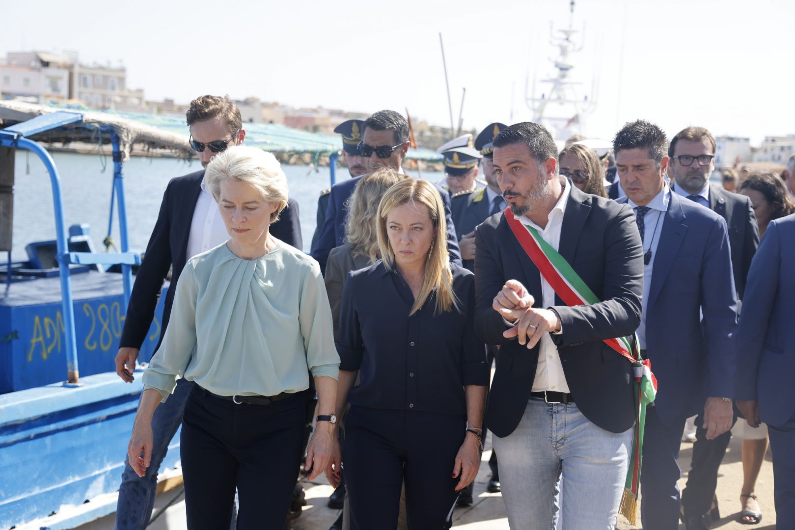 LAMPEDUSA : URSULA VON DER LEYEN ET GIORGIA MELONI VISITENT L'ÎLE ITALIENNE CONFRONTÉE À L'AFFLUX DE MIGRANTS