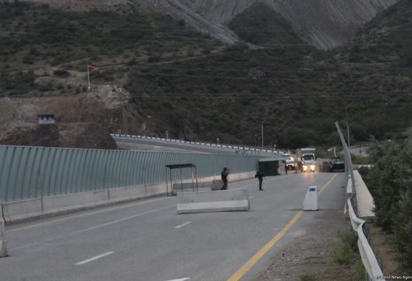 LES CAMIONS DE LA CROIX-ROUGE ENTRENT AU KARABAKH, L'AZERBAÏDJAN DÉMENTANT LE BLOCUS