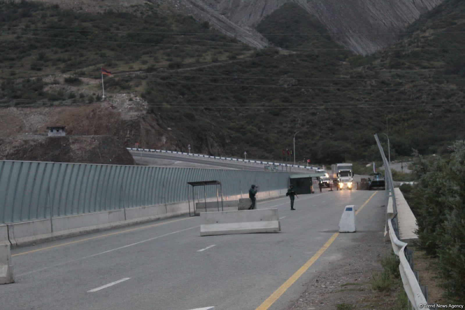 LES CAMIONS DE LA CROIX-ROUGE ENTRENT AU KARABAKH, L'AZERBAÏDJAN DÉMENTANT LE BLOCUS