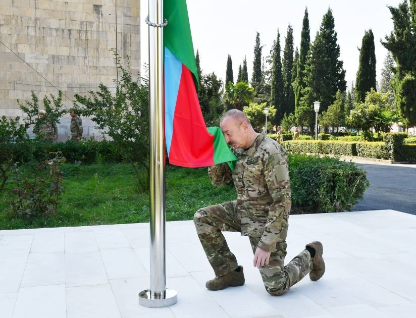 LE PRÉSIDENT ALIYEV HISSE LE DRAPEAU DE L'AZERBAÏDJAN LORS D'UNE VISITE HISTORIQUE AU KARABAKH