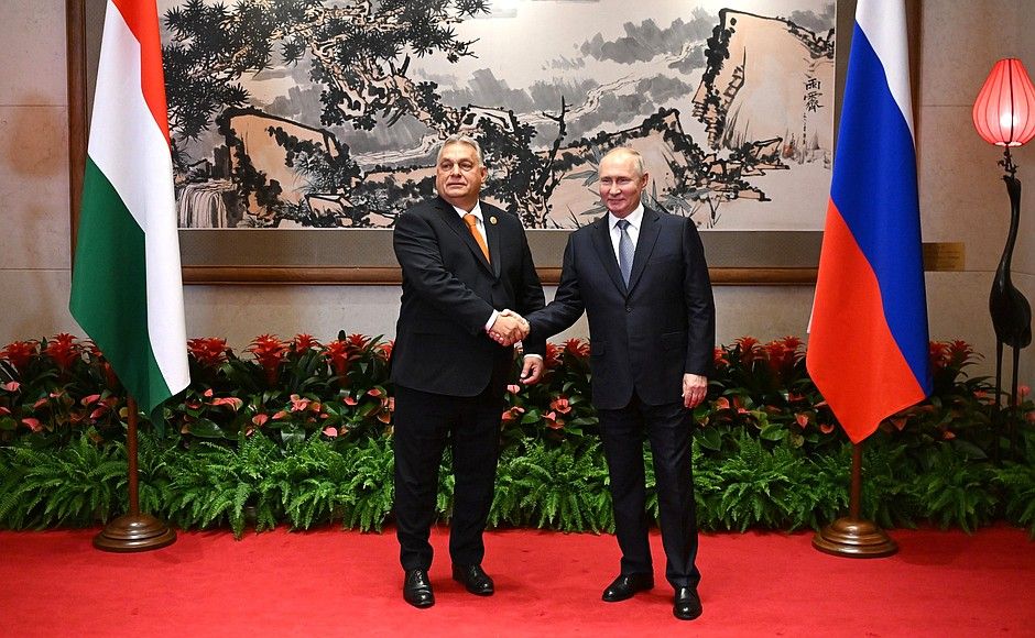 LE PRÉSIDENT RUSSE POUTINE ET LE PM HONGROIS ORBAN RÉAFFIRMENT LEURS LIENS AVANT LE SOMMET DE PÉKIN