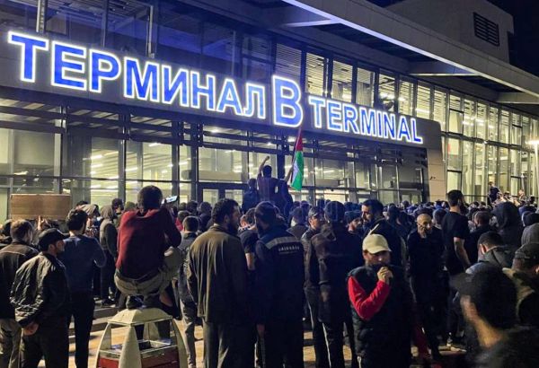DES MANIFESTANTS ANTI-ISRAÉLIENS PRENNENT D'ASSAUT L'AÉROPORT DU DAGHESTAN EN RUSSIE
