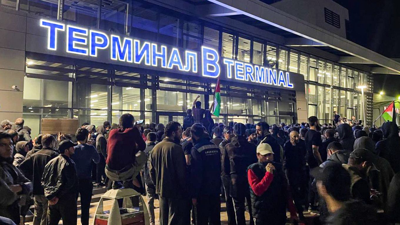 DES MANIFESTANTS ANTI-ISRAÉLIENS PRENNENT D'ASSAUT L'AÉROPORT DU DAGHESTAN EN RUSSIE