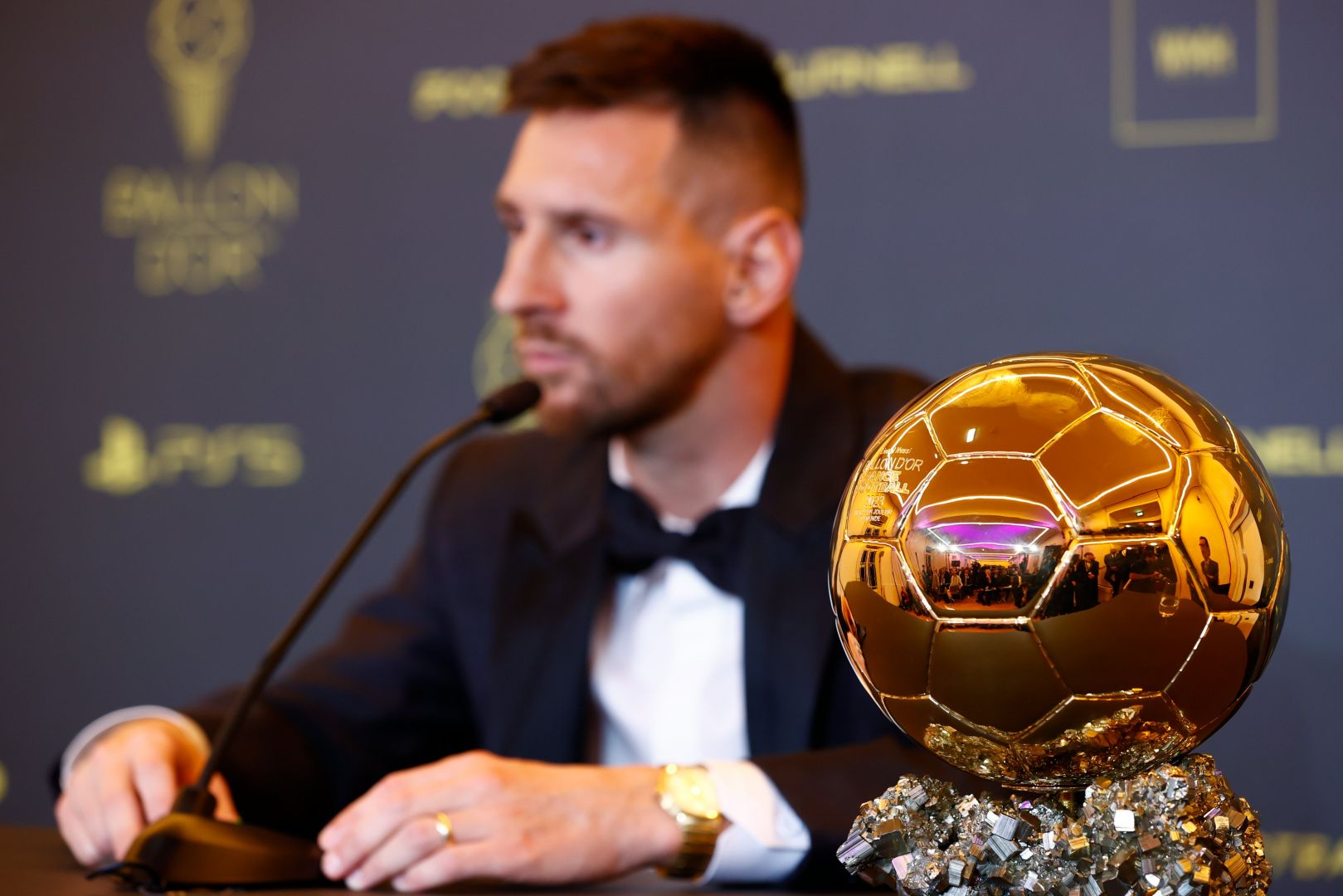 MESSI REMPORTE LE 8E BALLON D'OR