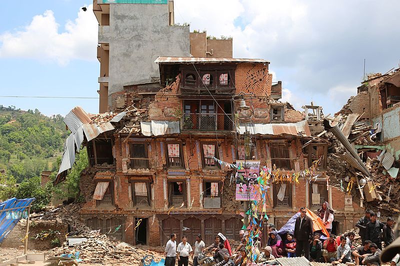 UN TREMBLEMENT DE TERRE SECOUE LE NORD-OUEST DU NÉPAL, FAISANT DES DIZAINES DE MORTS ET DE BLESSÉS