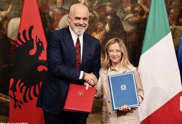 L'ALBANIE CONSENT À ACCUEILLIR TEMPORAIREMENT DES MILLIERS DE MIGRANTS EN PROVENANCE D'ITALIE