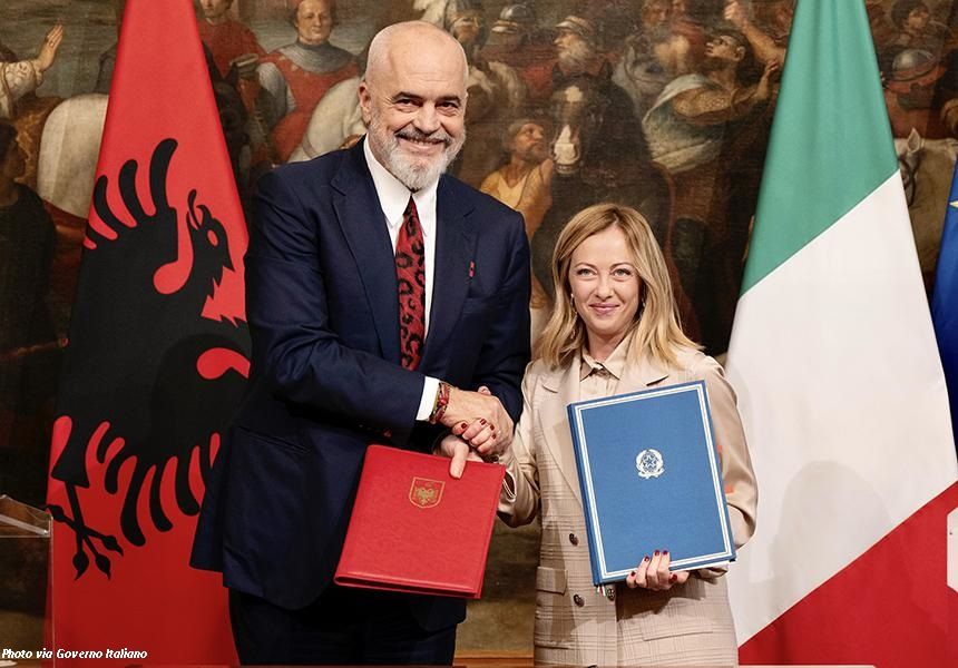 L'ALBANIE CONSENT À ACCUEILLIR TEMPORAIREMENT DES MILLIERS DE MIGRANTS EN PROVENANCE D'ITALIE
