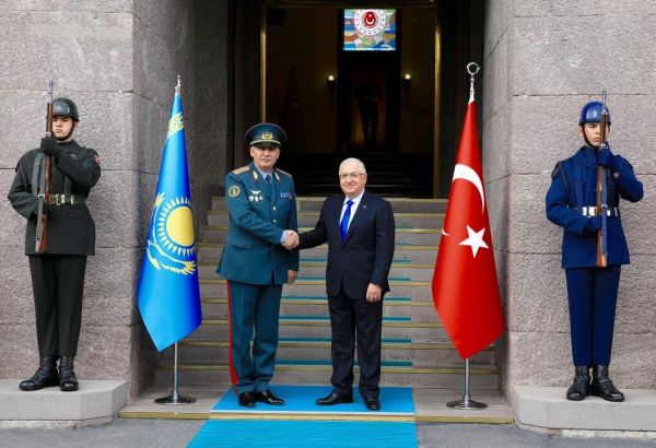 LE KAZAKHSTAN ET LA TURQUIE SIGNENT UN PLAN DE COOPÉRATION MILITAIRE POUR 2024