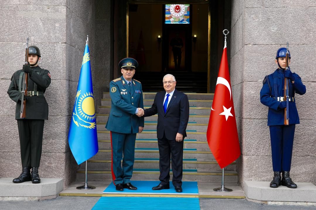 LE KAZAKHSTAN ET LA TURQUIE SIGNENT UN PLAN DE COOPÉRATION MILITAIRE POUR 2024