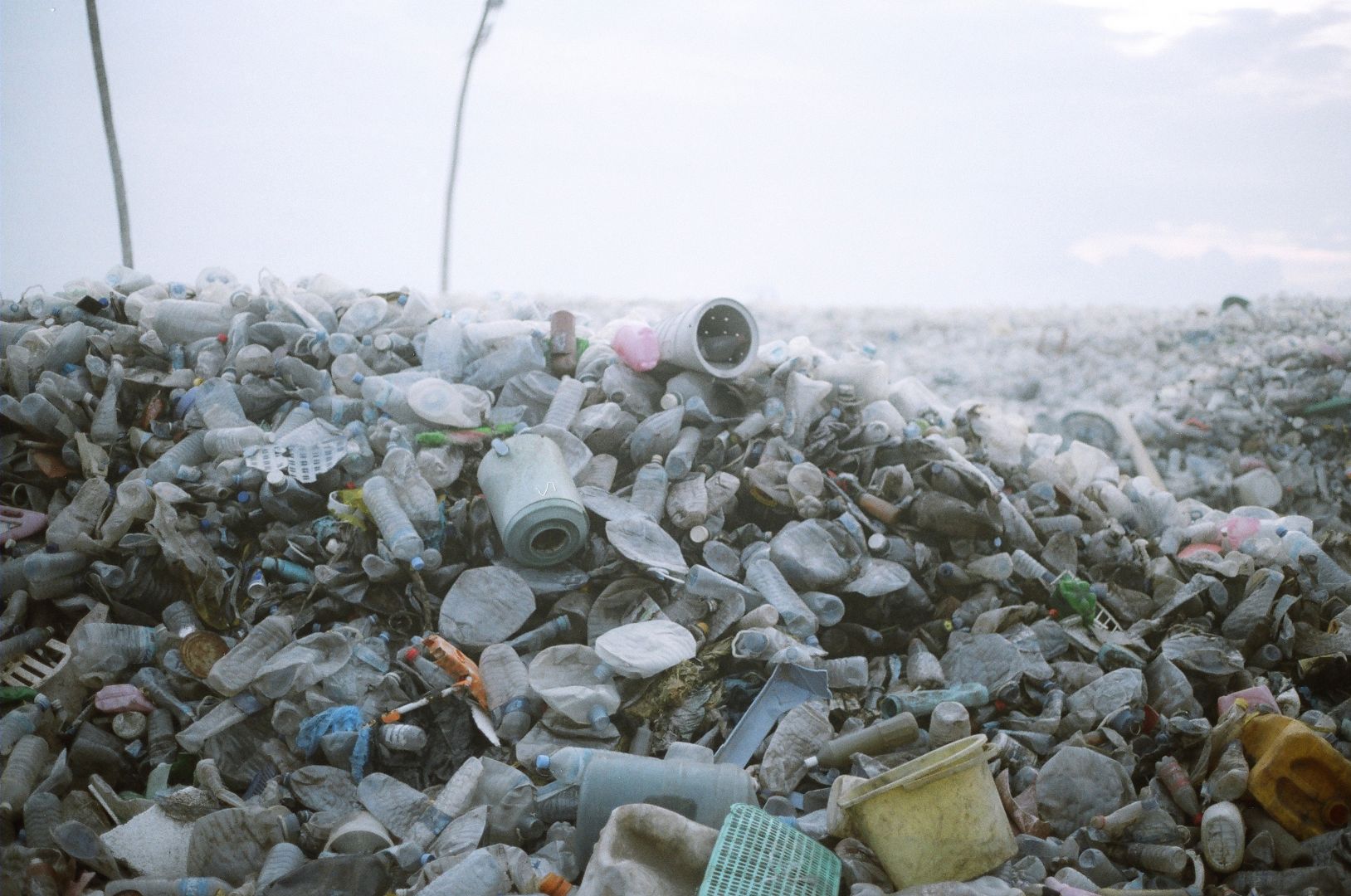 RÉUNIS À NAIROBI, LES PAYS NÉGOCIENT UN TRAITÉ SUR LES PLASTIQUES