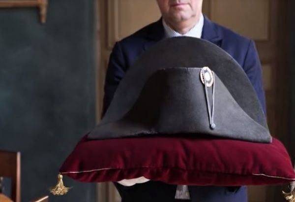 LE CHAPEAU BICORNE DE NAPOLÉON BONAPARTE MIS EN VENTE AUX ENCHÈRES À PARIS