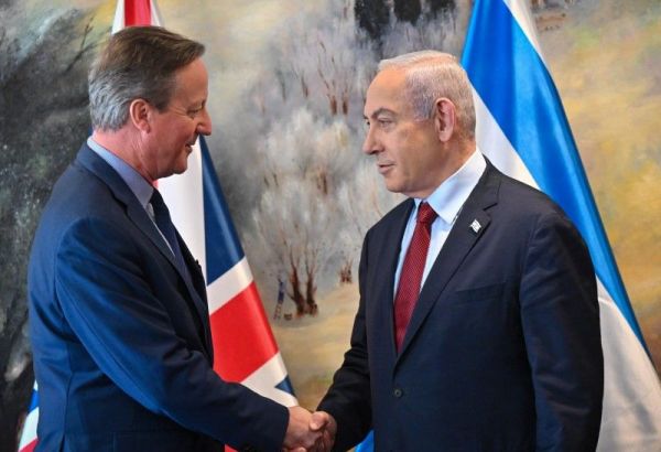 LE MINISTRE BRITANNIQUE LORD CAMERON EXHORTE BENJAMIN NETANYAHU EN ISRAËL À AUTORISER L'ACHEMINEMENT D'UNE AIDE SUPPLÉMENTAIRE À GAZA
