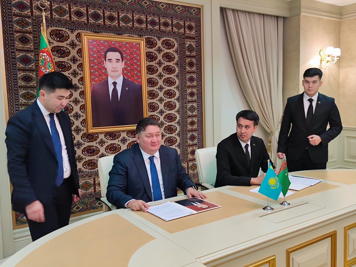 LE TURKMÉNISTAN ET LE KAZAKHSTAN SIGNENT UN DOCUMENT SUR LES LIAISONS DE TRANSPORT