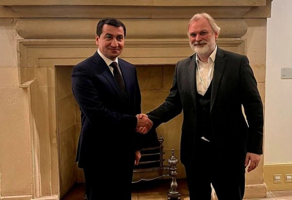 HIKMET HAJIYEV S'ENTRETIENT AVEC LE CONSEILLER DU PREMIER MINISTRE BRITANNIQUE
