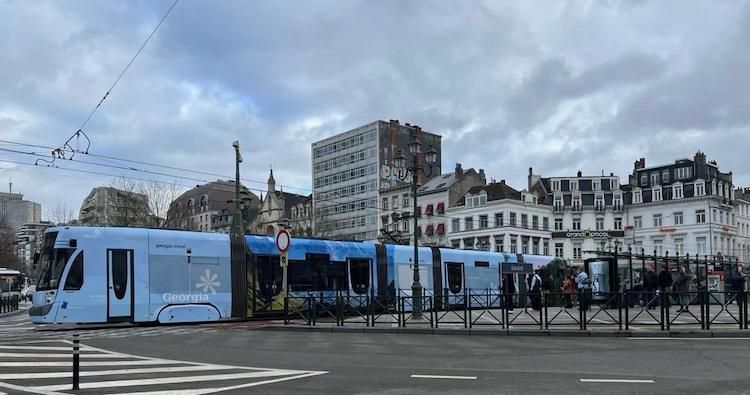 LES TRANSPORTS PUBLICS ET LES AÉROPORTS DE BRUXELLES AFFICHENT DES BANNIÈRES VANTANT LES ATTRAITS TOURISTIQUES DE LA GEORGIE