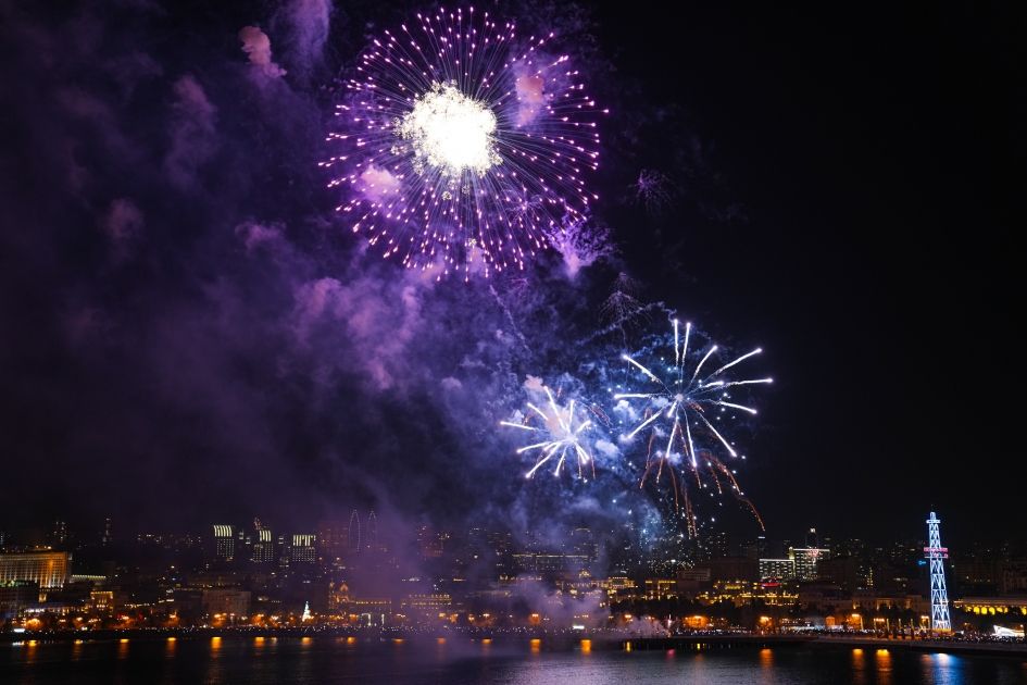 LE MONDE SONNE L'HEURE DE 2024 APRÈS DES GUERRES DÉVASTATRICES ET DES CRISES CLIMATIQUES