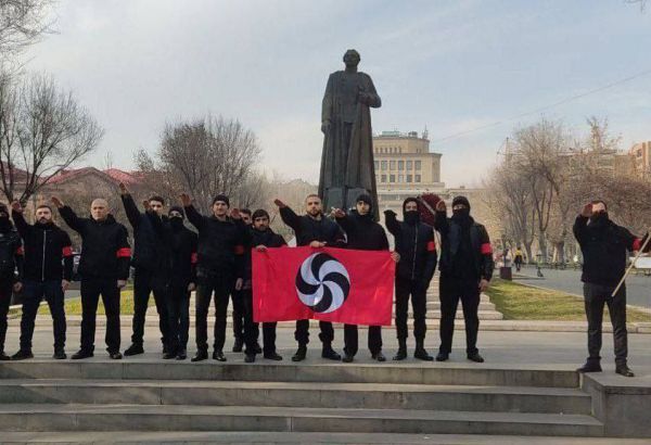 DROITE FRANÇAISE : IMPORTUNÉE PAR UNE POÉTESSE, INDIFFÉRENTE AUX SALUTS NAZIS