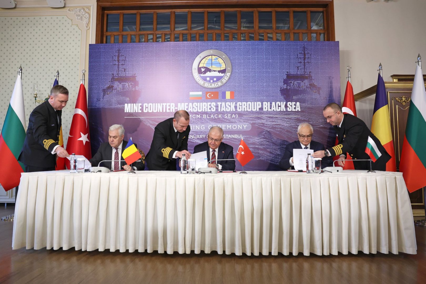 LA TURQUIE, LA ROUMANIE ET LA BULGARIE SIGNENT UN ACCORD SUR LE DÉMINAGE DE LA MER NOIRE