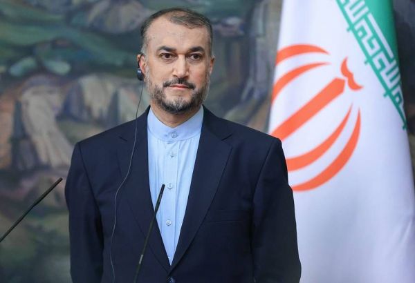 LE MINISTRE IRANIEN DES AFFAIRES ÉTRANGÈRES ARRIVE AU PAKISTAN