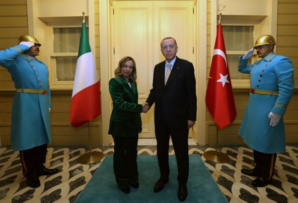 LA PM ITALIENNE EFFECTUE SA PREMIÈRE VISITE EN TURQUIE ET RENCONTRE LE PRÉSIDENT ERDOGAN