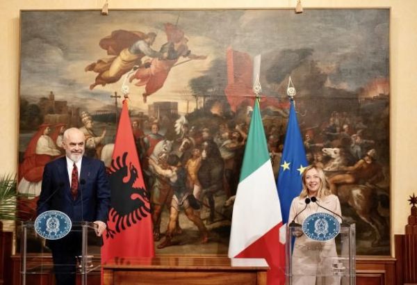 LA COUR CONSTITUTIONNELLE ALBANAISE APPROUVE L'ACCORD SUR LES MIGRATIONS AVEC L'ITALIE