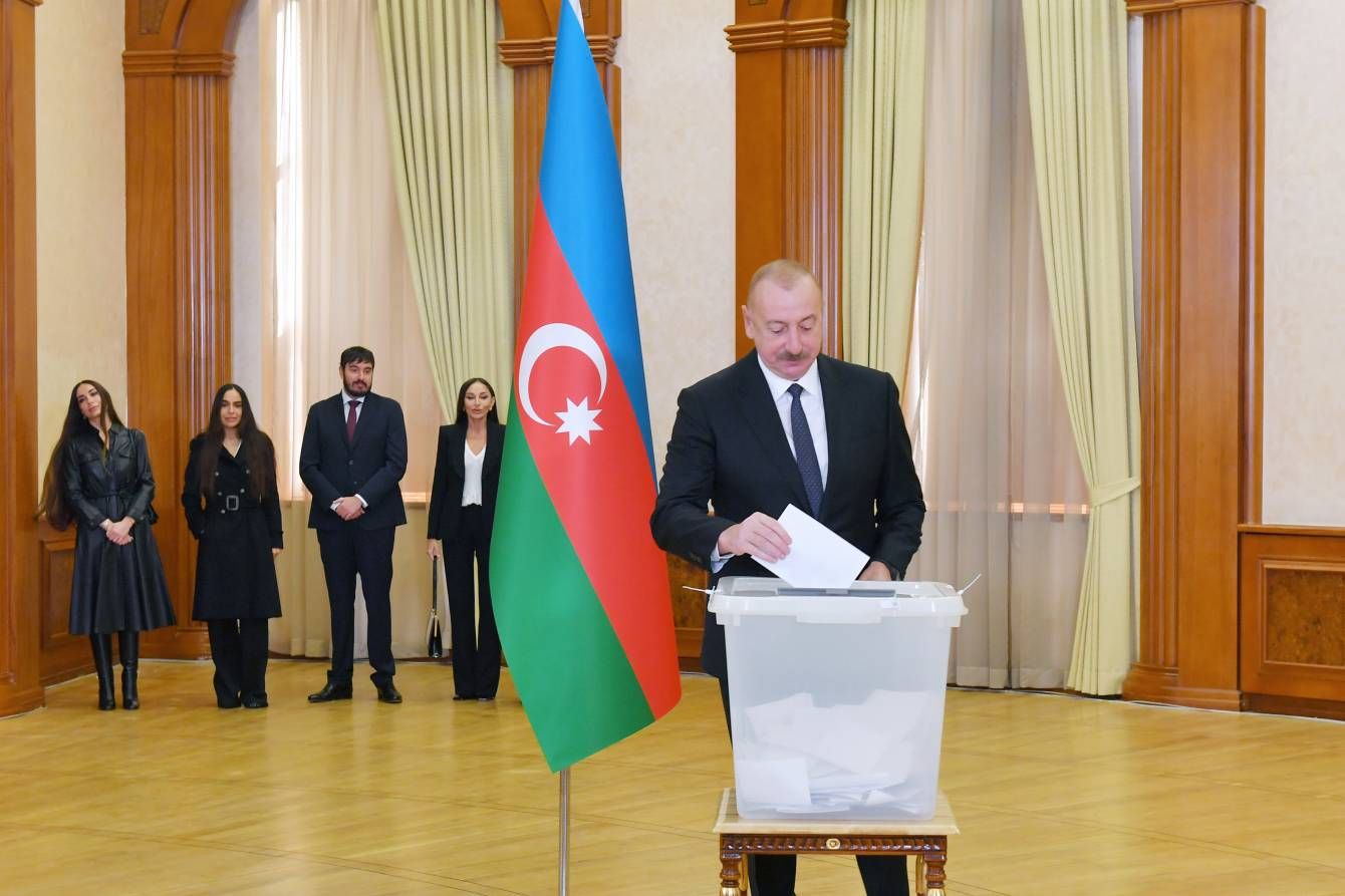 LE PRÉSIDENT AZERBAÏDJANAIS ILHAM ALIYEV REMPORTE LES ÉLECTIONS PRÉSIDENTIELLES ANTICIPÉES