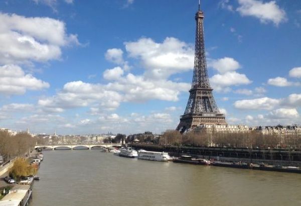 MACRON PROMET DE SE BAIGNER DANS LA SEINE