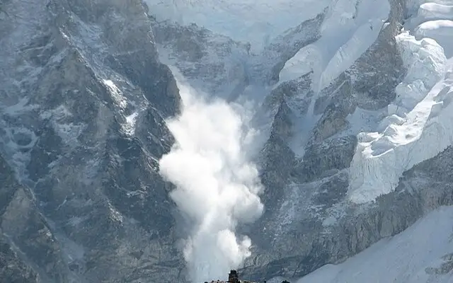 UNE AVALANCHE DANS UNE STATION DE SKI SUISSE TRÈS FRÉQUENTÉE FAIT 3 MORTS