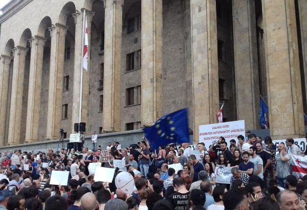 MANIFESTATIONS CONTRE LA LOI SUR LES “AGENTS DE L'ÉTRANGER” : 200 000 PERSONNES DESCENDENT DANS LES RUES DE TBILISSI