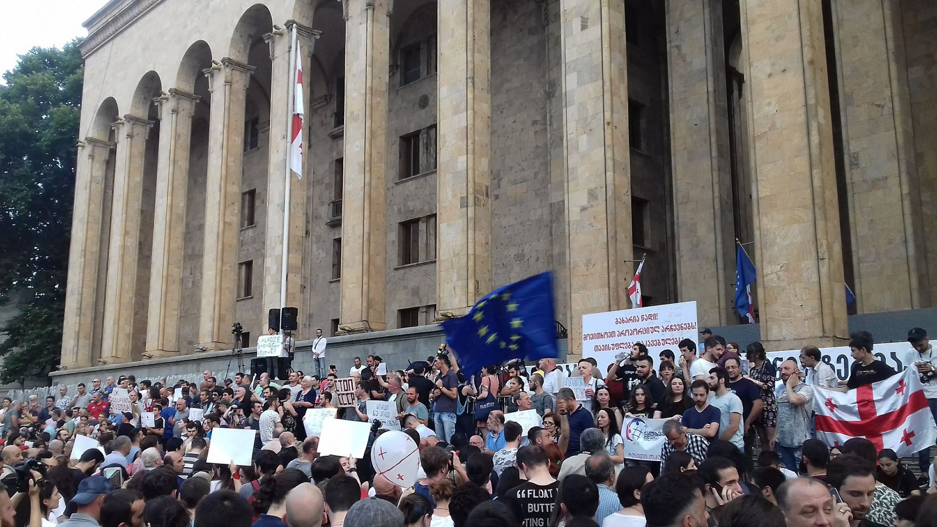 MANIFESTATIONS CONTRE LA LOI SUR LES “AGENTS DE L'ÉTRANGER” : 200 000 PERSONNES DESCENDENT DANS LES RUES DE TBILISSI