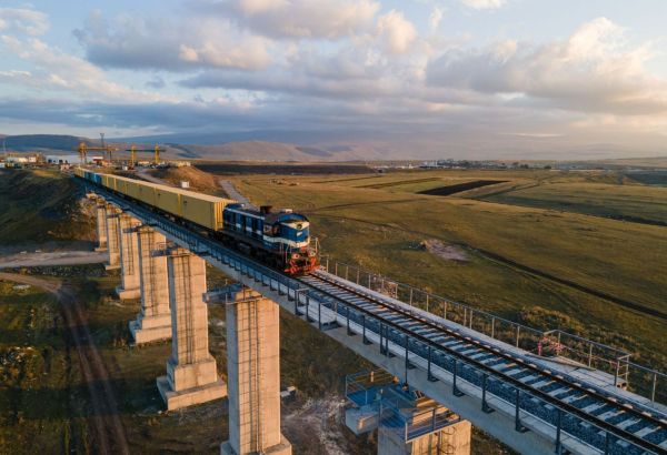 L'EXTENSION DE LA VOIE FERRÉE BAKOU-TBILISSI-KARS S'ACHÈVE, PORTANT LE VOLUME DE FRET À 5 MILLIONS DE TONNES