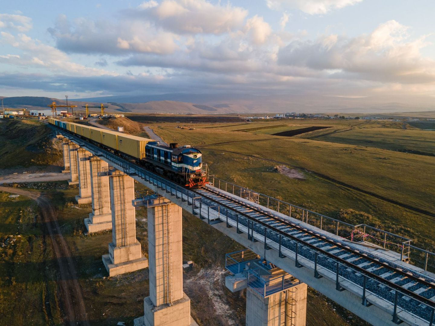 L'EXTENSION DE LA VOIE FERRÉE BAKOU-TBILISSI-KARS S'ACHÈVE, PORTANT LE VOLUME DE FRET À 5 MILLIONS DE TONNES