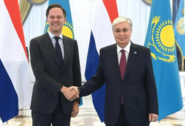 LE PREMIER MINISTRE NÉERLANDAIS ARRIVE AU KAZAKHSTAN