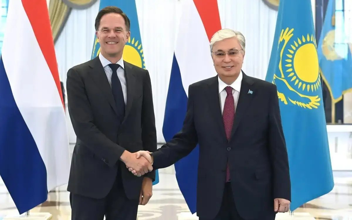 LE PREMIER MINISTRE NÉERLANDAIS ARRIVE AU KAZAKHSTAN