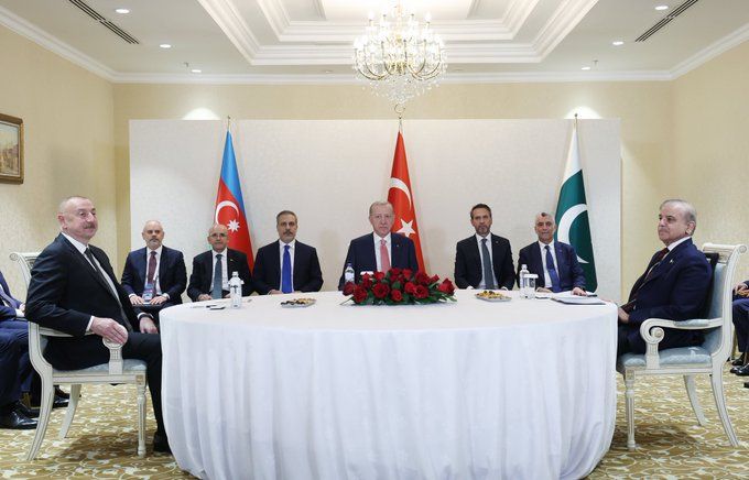 UNE RÉUNION TRILATÉRALE ENTRE LES DIRIGEANTS AZERBAÏDJANAIS, TURC ET PAKISTANAIS