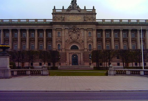 LA MINISTRE DES AFFAIRES ÉTRANGÈRES DE LA SUÈDE QUITTE LE PARLEMENT APRÈS QUE DES TOMATES LUI ONT ÉTÉ LANCÉES