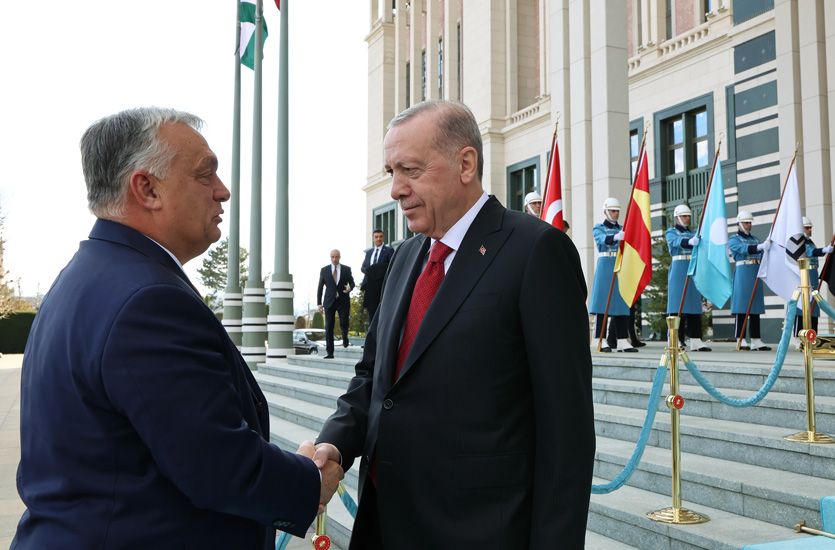 LE PM HONGROIS ORBAN RENCONTRE LE PRÉSIDENT TURC POUR PROMOUVOIR LA PAIX ENTRE LA RUSSIE ET L'UKRAINE