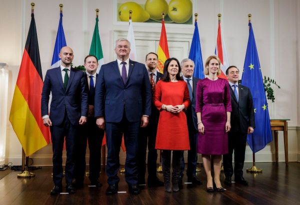 LES PUISSANCES EUROPÉENNES JUGENT "IRRÉVERSIBLE" LE RAPPROCHEMENT DE L'UKRAINE AVEC L'OTAN
