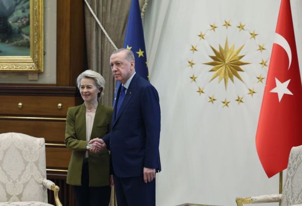 URAULA VON DER LEYEN EN TURQUIE POUR DISCUTER DE LA DERNIÈRE SITUATION EN SYRIE