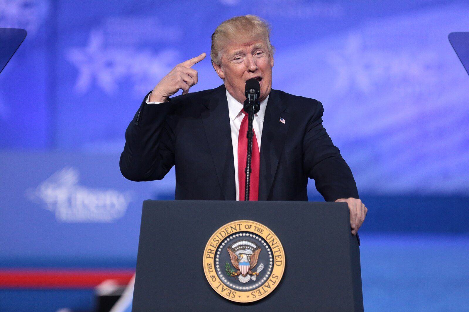 TRUMP MET EN GARDE LES BRICS : DES TARIFS DOUANIERS DE 100 % S'ILS DÉFIENT LE DOLLAR